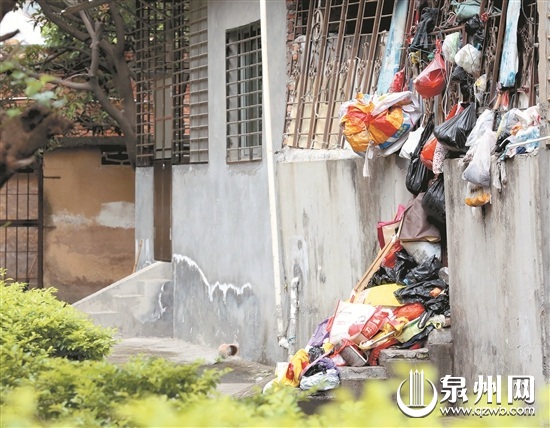 大淮新村一房子外堆满塑料袋