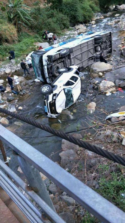 泸沽湖旅游大巴坠河致8伤 肇事嫌疑人已被控制