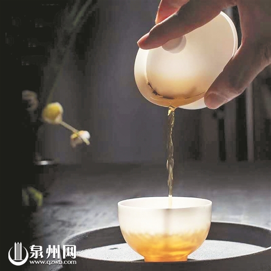 厚度仅0.5毫米 德化烧出世界最薄陶瓷杯