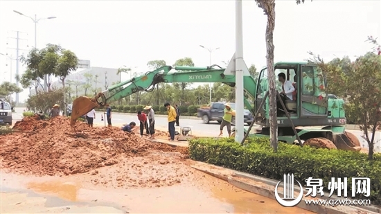 水厂对老旧管道进行抢修现场（磁灶镇政府供图）