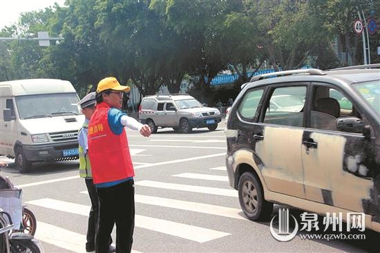 违法被查处的外卖小哥进行交通劝导