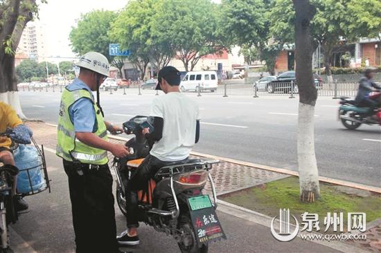 外卖小哥交通违法被交警查处