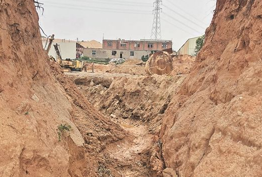 晋江磁灶湖头村一在建排水沟边坡坍塌 5名工人被埋4人身亡
