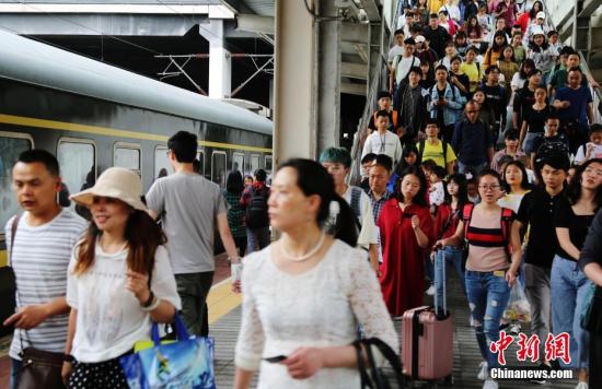4月30日，四川达州火车站站台上的旅客。当日，中国各地铁路迎来2019年“五一”小长假出行高峰。<a target=