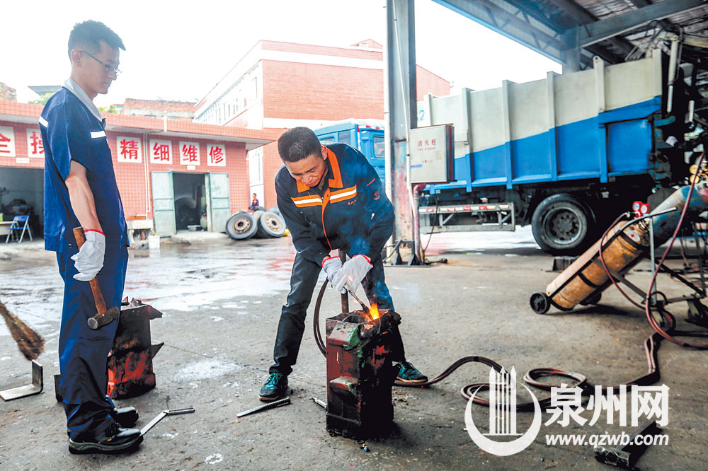 泉州市环卫机械修理厂里，工人正在维修环卫车辆部件。 （陈起拓 摄）