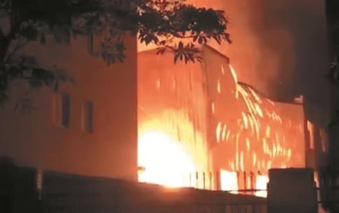 南安一工厂突发大火50名消防员紧急救援 幸无人员伤亡