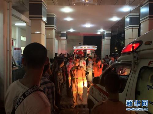 　5月8日，在缅甸仰光国际机场附近的北奥卡拉帕医院，救援人员运送事故中的伤员。 新华社记者 庄北宁 摄