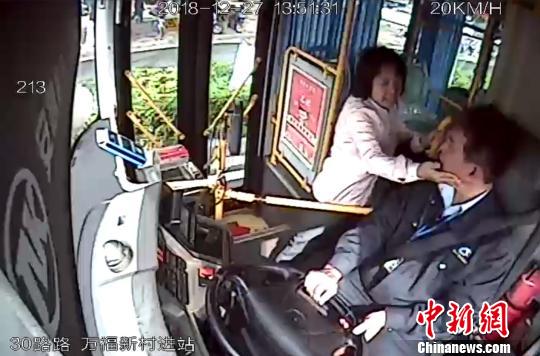 海口一女乘客扇了公交车司机一巴掌获刑四年