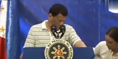菲总统发表演讲时一只蟑螂爬上身:肯定是自由党的