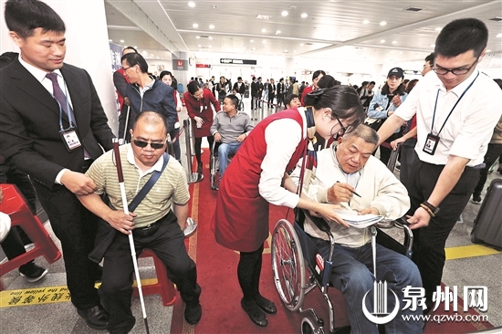 残疾人朋友在泉州晋江国际机场体验无障碍办理登机牌 （陈晓东 摄）