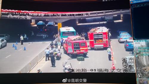 云南昆明一载客公交车与桥墩相撞车上有人受伤