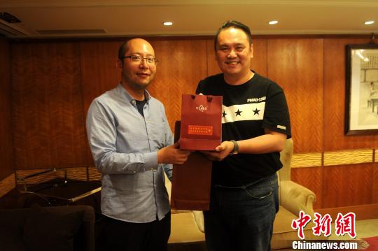 漳州市青年联合会名誉主席远洋与台北市议员陈重文互换纪念品。　张金川 摄