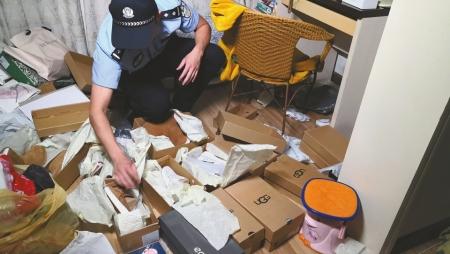 警方搜查发现大量的UGG鞋子。图片来源：华西都市报
