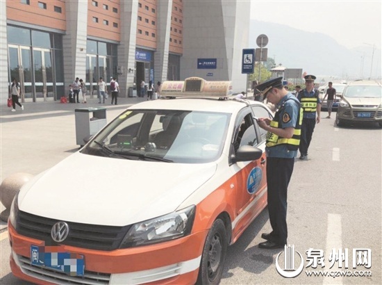昨日上午，交通执法人员在火车站二楼出发层对出租车进行检查。