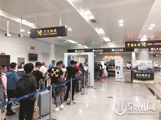 出境旅客在泉州晋江国际机场接受安全检查