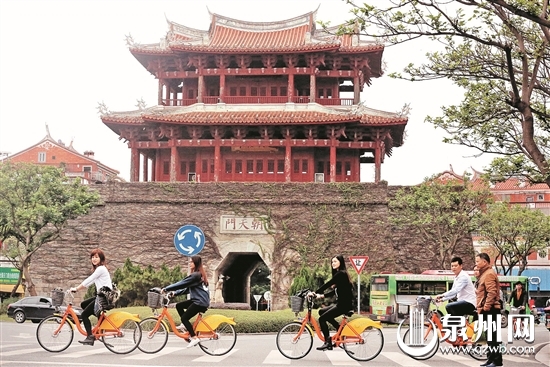 越来越多的市民喜欢骑着小黄人逛古城（资料图片，庄丽祥/摄）