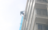 泉州市区一女子欲轻生 坐在15楼屋檐边徒手抓着栏杆