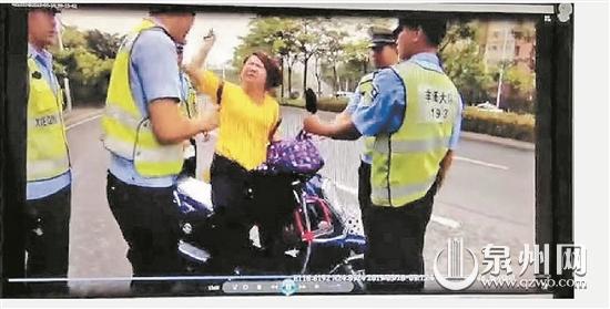 女子挥拳打向交警（执法仪视频截图）