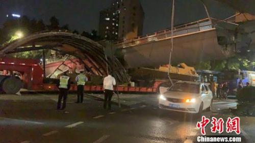 杭州一人行天桥垮塌：大型货车碰撞所致 暂无伤亡