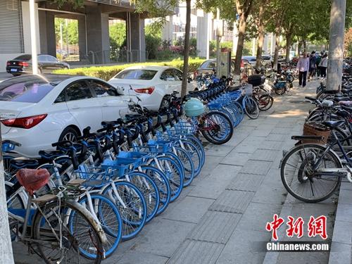 北京某郊区地铁口的共享单车。<a target=