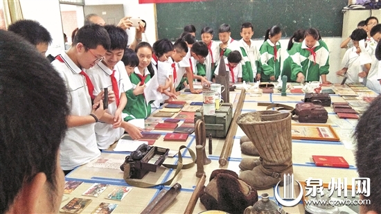 同学们在仔细观看抗美援朝文物 （郑老师 供图）