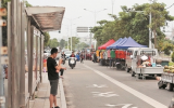 泉州市区普贤路：摊点“霸道” 辅路成集市