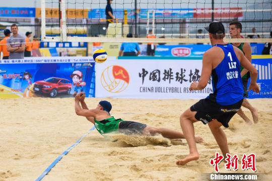 2019年世界沙滩排球巡回赛晋江站吸引了29个国家和地区的200多名运动员参赛，图为比赛现场。　钟欣 摄