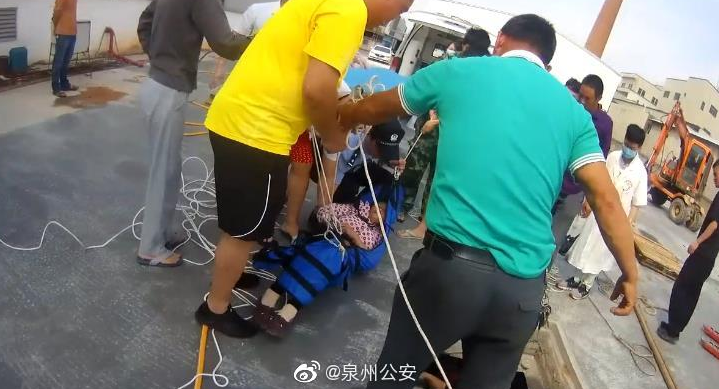晋江一男子不慎坠入4米多深枯井被困 警民联合救援