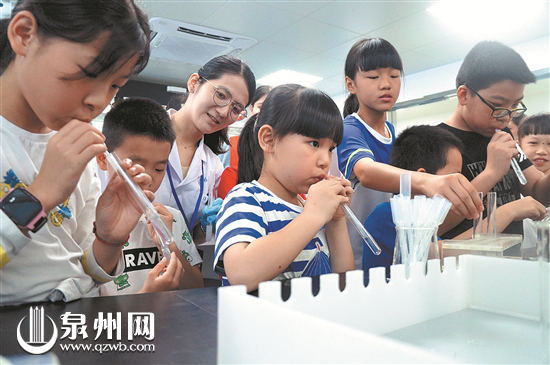 小学生们向澄清氢氧化钙试液（石灰水）吹气