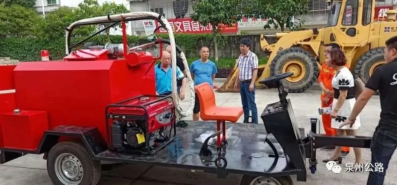南安：首台自行式灌缝一体机上路作业