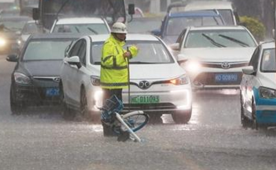泉州普贤路、南北大道积水严重 交警冒着暴雨指挥交通
