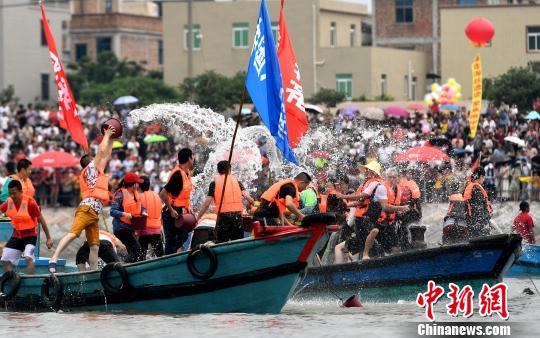 闽台对渡文化节开幕两岸万人“闹”端午