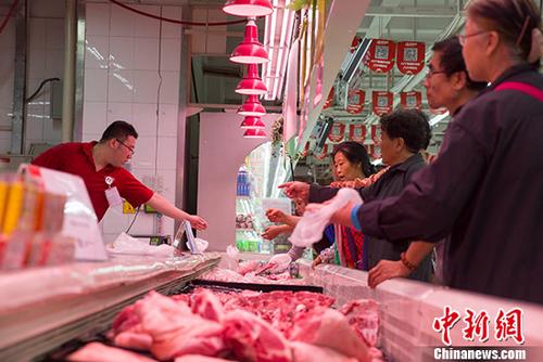 图为山西太原某超市民众购买猪肉。 <a target=