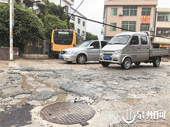 路面破损影响车辆正常通行