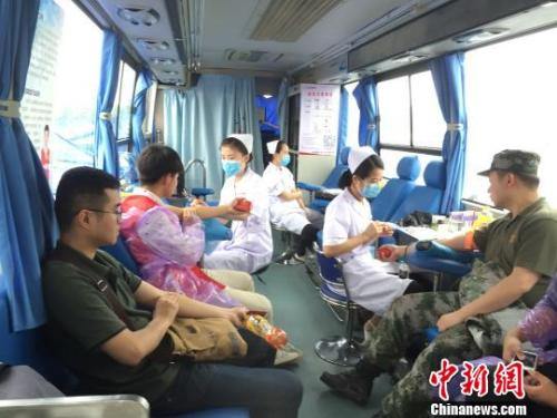 资料图：民众在献血车上献血。　吴鹏泉 摄