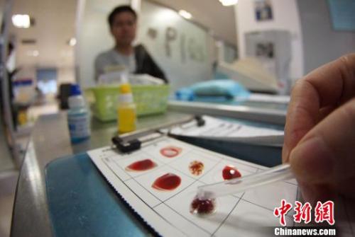 资料图：工作人员对献血人员的血样进行血型检验。　王昊阳 摄