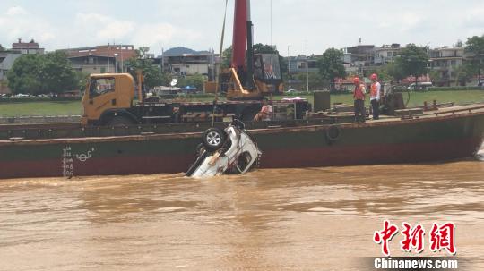 东江大桥垮塌现场打捞起1辆落水车辆 陈德峰 摄
