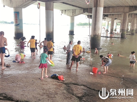 多年来，泉州市红十字会水上救援队队员坚持在笋江桥下值班。