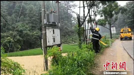 7月7日，建宁县供电公司抢修人员对低洼地带供电线路进行巡视检查。三明电力供图 叶秋云 摄