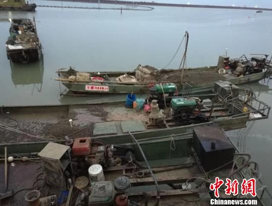 非法捕捞的渔船上装满了太湖螺蛳。警方供图