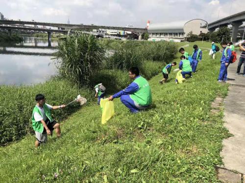 资料图：义工在清理河岸垃圾。图片来源：台北市环保局