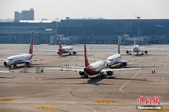3月17日，上海航空公司的9架波音737MAX机型飞机停在虹桥国际机场停机坪上。据路透社报道，波音公司计划将在未来一周到10天内发布波音737MAX机型相关升级软件。目前，波音737MAX机型已经在全球停飞。<a target=