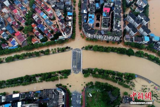 7月9日，江西萍乡暴雨引发城市内涝 马路变“水路”。<a target=