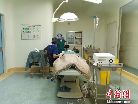 图为在济南一医疗美容机构，医生正在做为双眼皮手术做准备。　郝学娟 摄