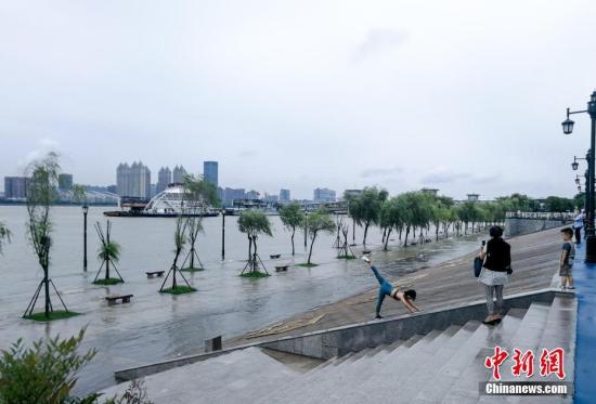 7月12日，长江武汉关水位突破25米设防水位。武汉市已于当日启动防汛应急四级响应，各项防汛准备工作就绪。近日，长江流域连续遭遇强降雨，特别是洞庭湖、鄱阳湖降雨偏多。受上游来水和区间降雨影响，武汉市长江、汉江及连江支流水位持续上涨。图为江水以淹没汉口江滩亲水平台。<a target=