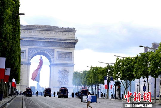 当地时间7月14日是法国国庆日，警方在巴黎凯旋门动用催泪瓦斯驱散示威者。<a target=