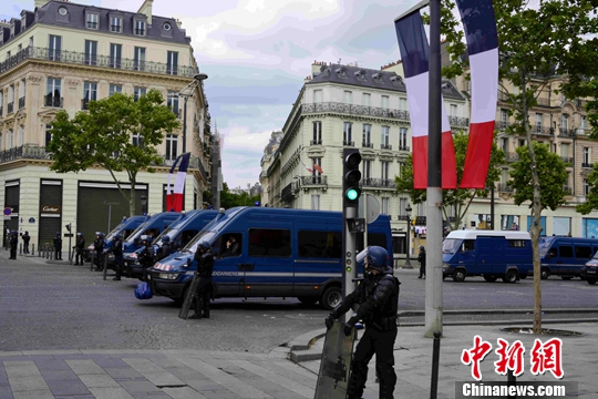大批防暴警察在巴黎香榭丽舍大街戒备，防止示威者冲击。<a target=