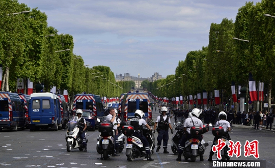 大批警察在巴黎香榭丽舍大街戒备，防止示威者冲击。<a target=
