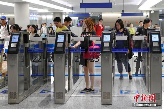 资料图：上海虹桥国际机场办理入境手续的民众。<a target=