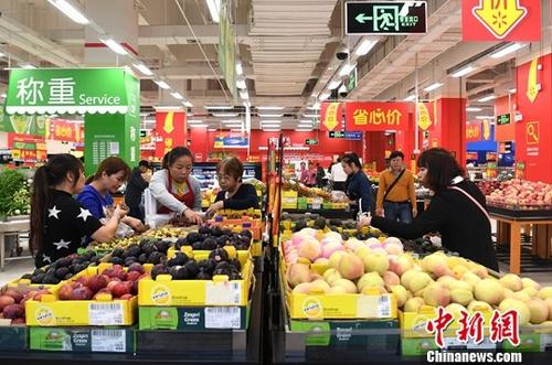 10月16日，广西南宁，民众在超市选购水果。当日，中国国家统计局发布数据，2017年9月份，中国居民消费价格同比上涨1.6%。其中，城市上涨1.7%，农村上涨1.4%。<a target=
